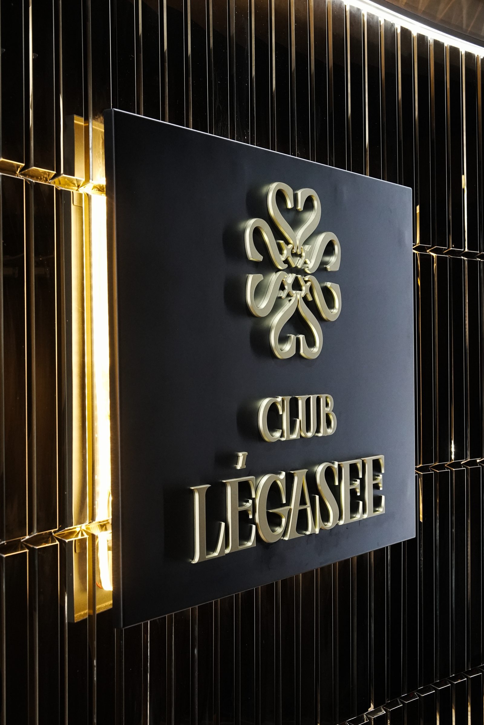 CLUB LÉGASEE エントランスのロゴサイン
